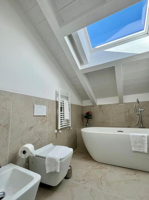 Apt. Aries - Penthouse Menaggio Bagian luar foto