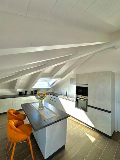 Apt. Aries - Penthouse Menaggio Bagian luar foto