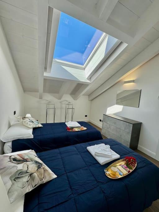 Apt. Aries - Penthouse Menaggio Bagian luar foto