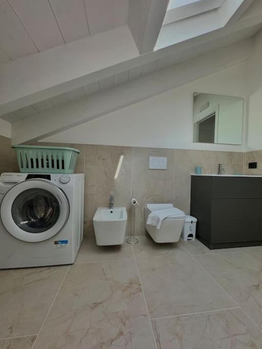 Apt. Aries - Penthouse Menaggio Bagian luar foto