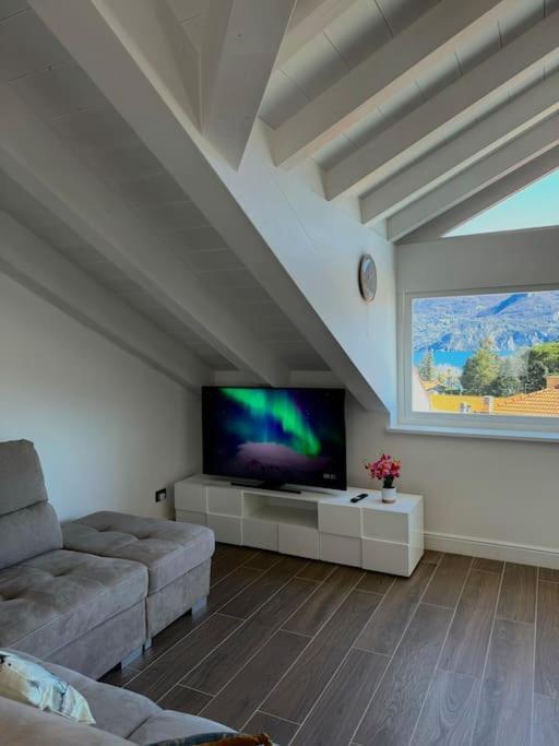 Apt. Aries - Penthouse Menaggio Bagian luar foto