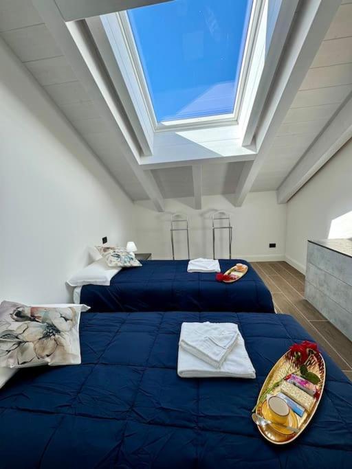 Apt. Aries - Penthouse Menaggio Bagian luar foto