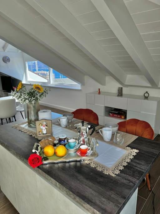 Apt. Aries - Penthouse Menaggio Bagian luar foto