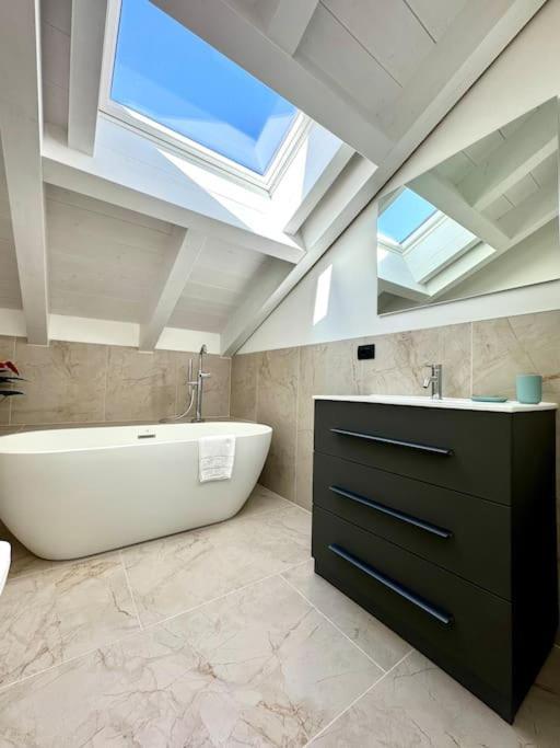 Apt. Aries - Penthouse Menaggio Bagian luar foto